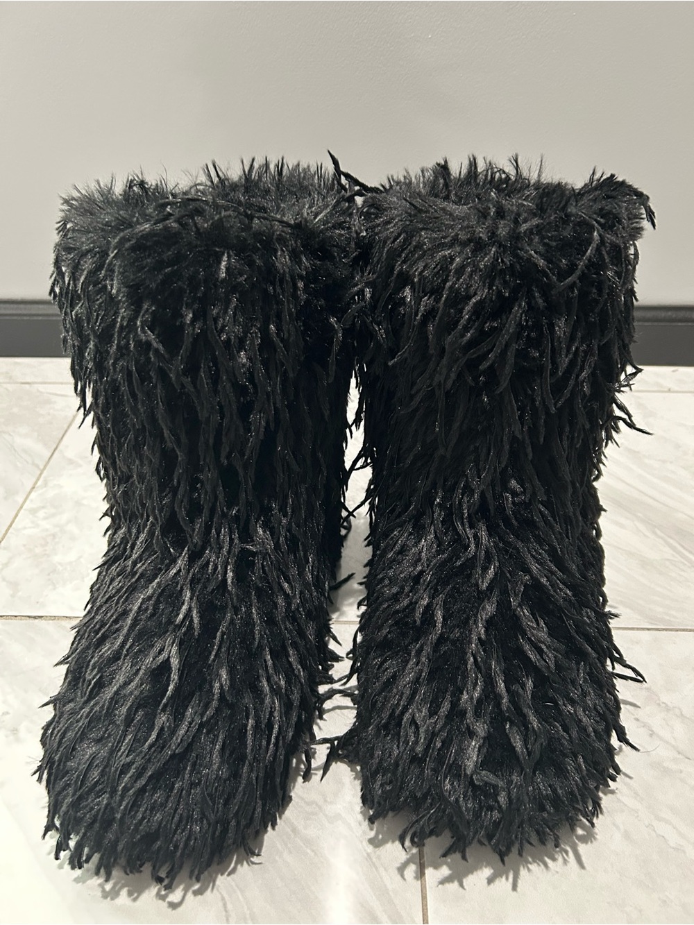 Adorable shaggy faux fur boots size 40( can fit a size 8-9 easy